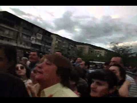 \"ბიძინას გაუმარ-ჯოს! ჯოს! ჯოოოოოოს!\"