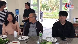 Bầu Đức chiêu đãi thầy Park đặc sản Pleiku