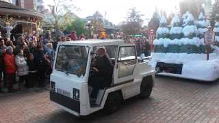 Disneyland Paris - Parade Float Error during the Christmas Cavalcade (13:35) - 11 November 2013