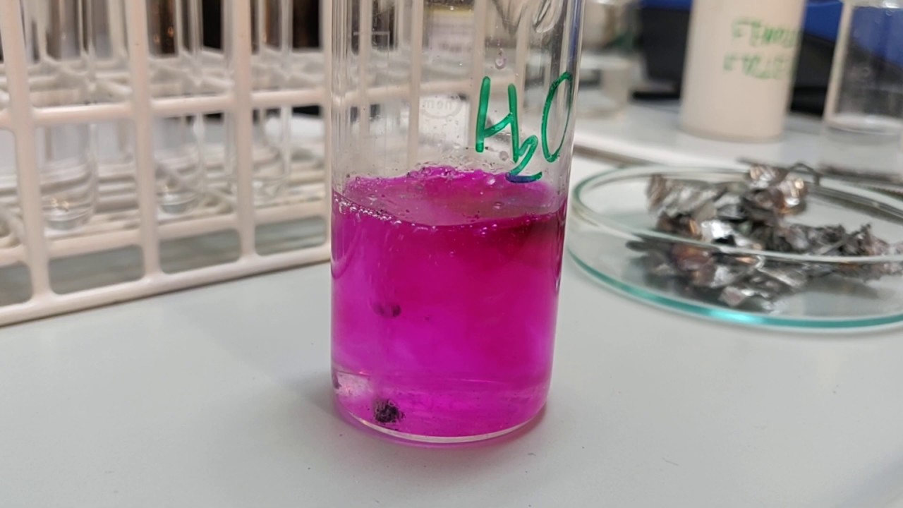 Reakcje magnezu i wapnia z wodą