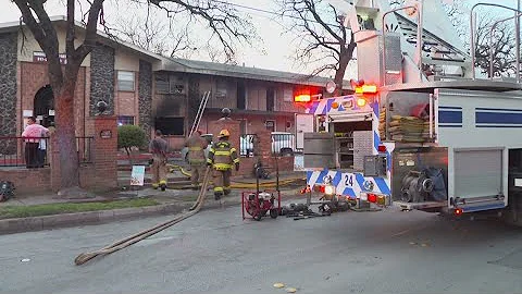 Dozens displaced in Fort Worth apartment fire