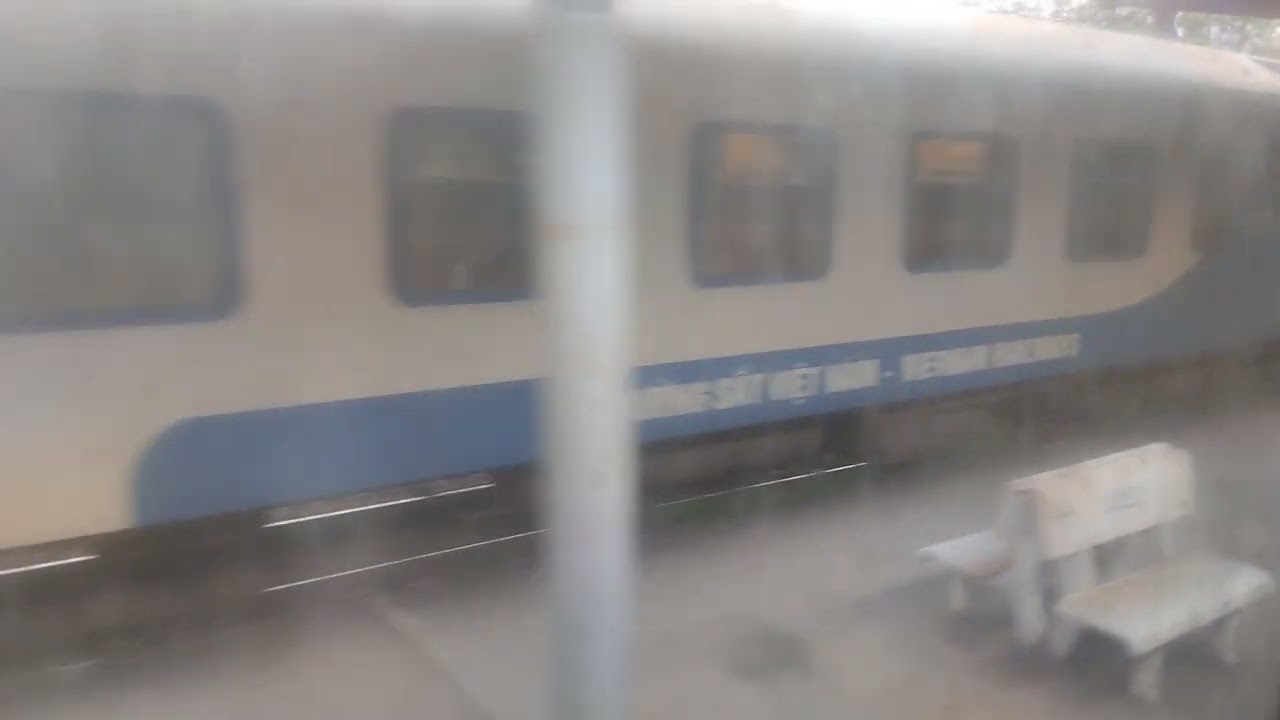 D19E-955 kéo tàu khách 5 sao SE21 dừng trả khách tại đường 1 ga Tuy Hoà  (04:18 PM - 15/12/2025)