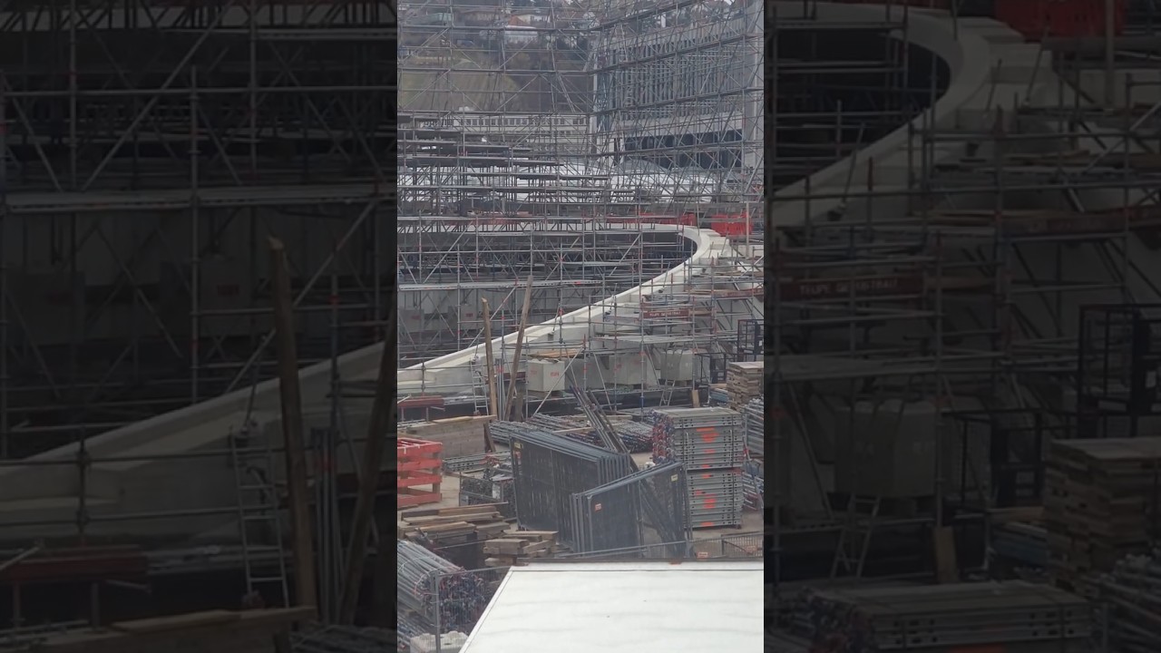 Stuttgart 21 neben Bahnhofturm Anfang 3. Eingang bau Glaskuppel Gerüst Seele S21 mehr Film