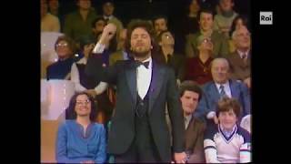 Beppe Grillo introduce l'ultima puntata di Fantastico (1979)