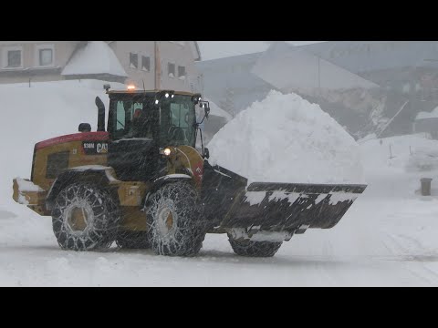 Schneemassen in den Alpen – enorm hohe Lawinengefahr in den Alpen: Dächer werden abgeschaufelt