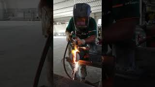 Tagliando Con La Fiamma Ossidrica Ed Avere Un Taglio In Verticale Preciso