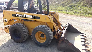 Kolik váží smykem řízený nakladač John Deere 250?