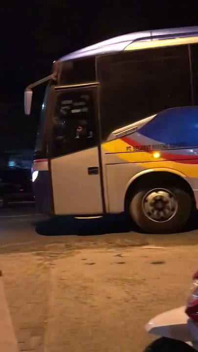 Sugeng rahayu surabaya-semarang di terminal gendingan #busjawatimuran #sugengrahayu #busmania