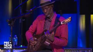 Video thumbnail of "Taj Mahal and Keb' Mo' perform 'Diving Duck Blues'"