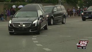 VIDEO: Spectators follow former first lady Barbara Bush's motorcade to give final goodbyes