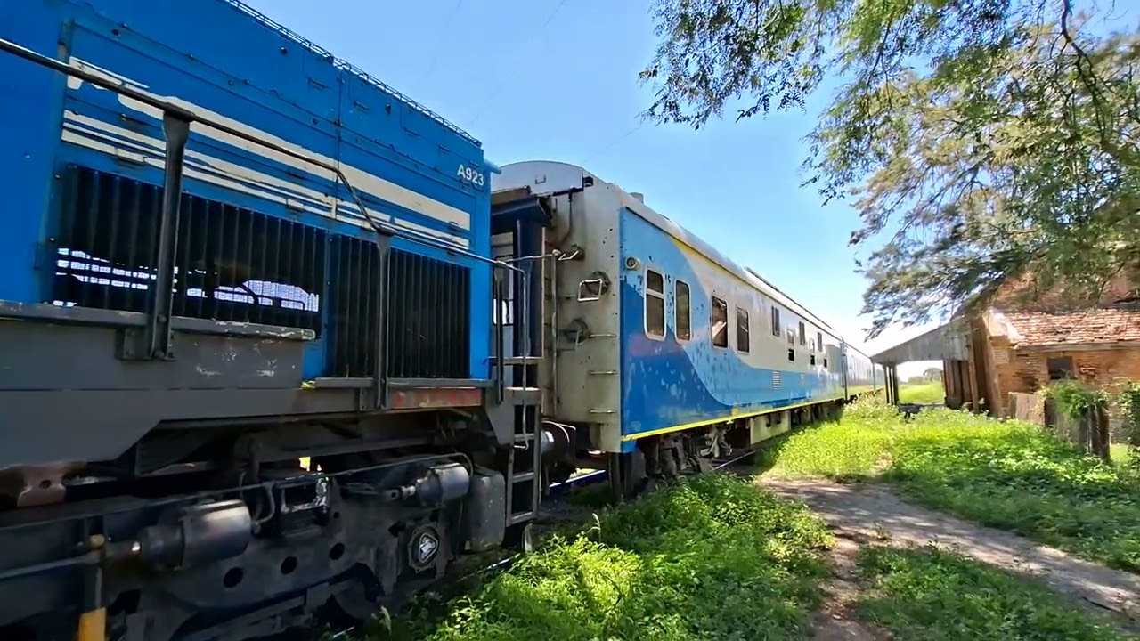 Tren E-1266 de Trenes Argentinos por Estación Ex Súper Intendente Ledesma (Tacanas)