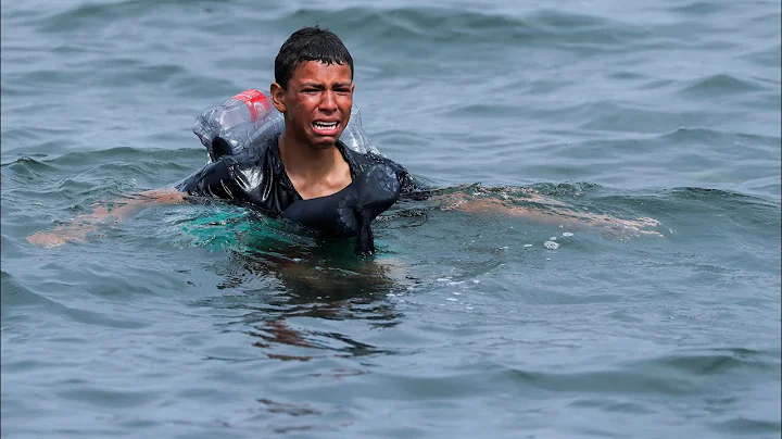 Ceuta: Migrant boy swims to shore with plastic bottles tied to himself - DayDayNews