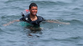 Ceuta: Migrant boy swims to shore with plastic bottles tied to himself screenshot 4