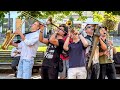 Красунчики запалюють. Львов проспект Свободи.