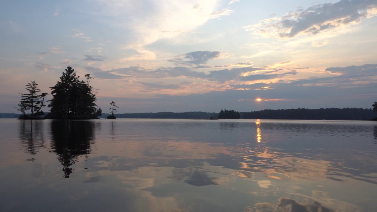 dog tv é bom Peaceful Sunrise Over Pristine Lake