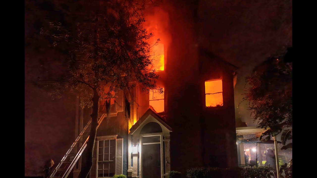 Jacksonville Fire Rescue Department makes aggressive quick stop at apartment building fire