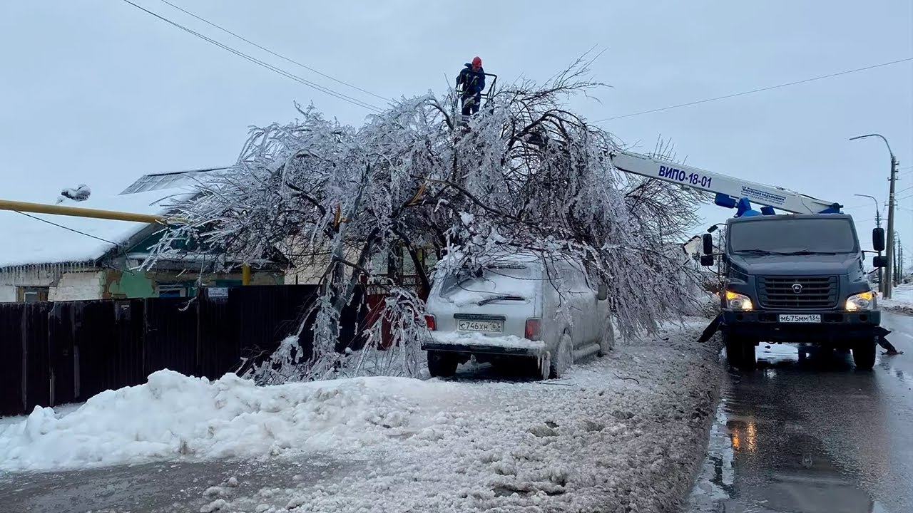 Последствия ледяного дождя устраняют на юге России