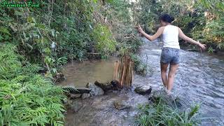 Primitive Fishing Skills Beautiful Girl Catch Big Fish At River By Bamboo and Stone Trap