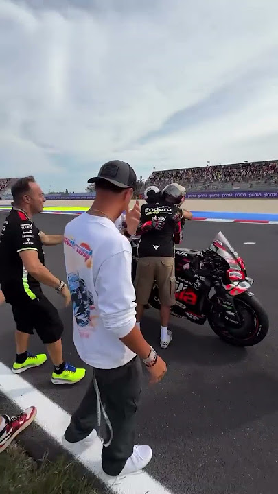 Vale festeggia la vittoria del Bez! #valentinorossi #bezzecchi #bez #motogp #misano #46 #vr46