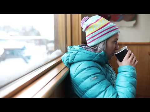 Videó: A Legjobb étkezési és Síelési Hely A British Columbia Powder Highway-n