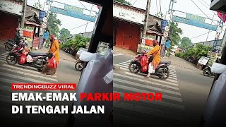 Emak-emak Santai Parkir Motor di Tengah Jalan Raya