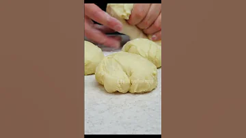 Жалею, что не готовила раньше! Тесто пух и очень вкусное, нежное. Не булочки, а рогалики с повидлом