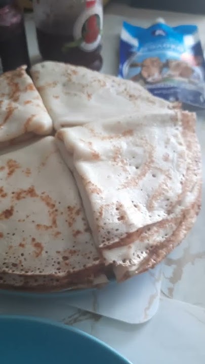 кофе и блинчики с вареньем с черной смородиной и малиной и сгущенка ...