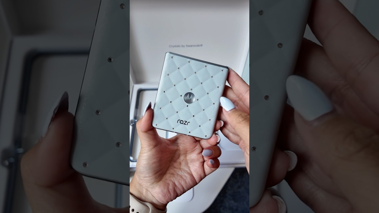 Unboxing Motorola’s $1,000 Brilliant Collection: Motorola Razr & Moto Buds Loop