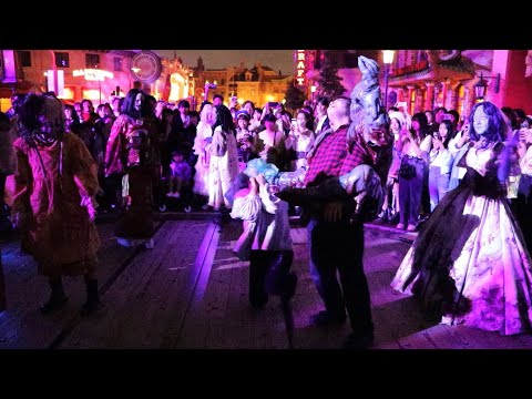 【USJ】人形ゾンビの群れに襲われゴミ袋をかぶせられる女性