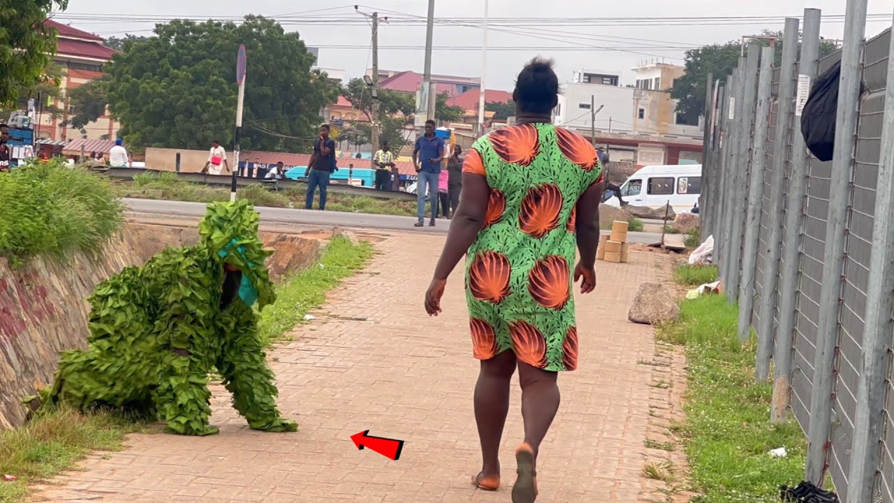 Она знала, что это бушмен, но всё равно испугалась! Розыгрыш с бушменом!