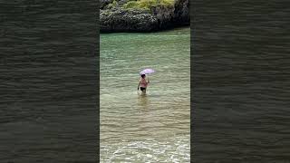 🌧️ En #Cantabria, la lluvia ☔️ no es excusa para no disfrutar de la playa 🌊 #Paraguas #Mar