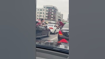 Hai đám cưới gặp nhau