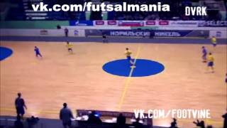 Гол-красавец - футзал мини-футбол futsal skills goal tricks(Больше интересных фото и видео о футболе, футзале и пляжном футболе вы найдете в нашей группе - vk.com/futsalmania..., 2014-08-21T15:17:39.000Z)