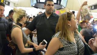 Karol Sevilla Ve Valentina Zenere Fanlarıyla Buluşuyor Meka Havalimanında