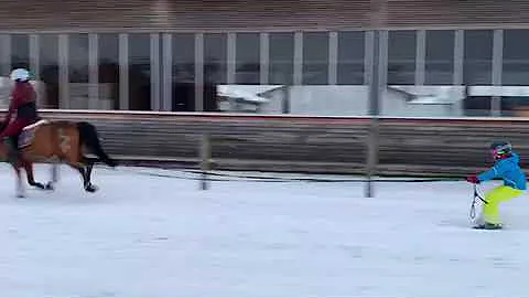 Emma und Carla mit Benny B beim Ski fahren auf dem...