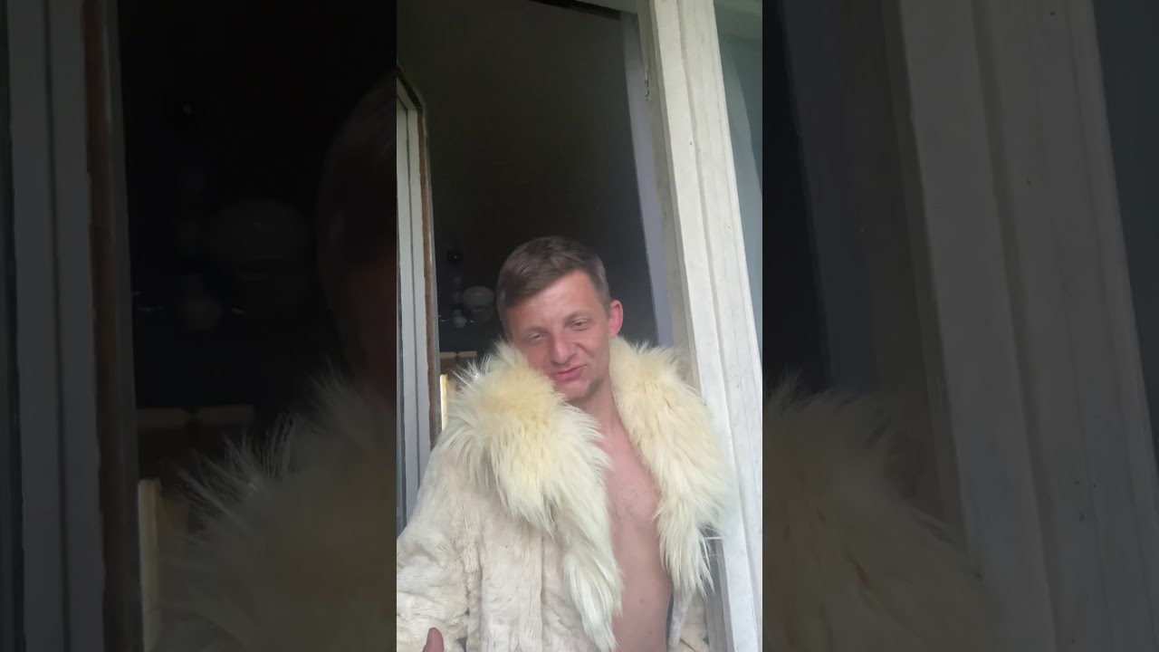 Телка дрочит в машине