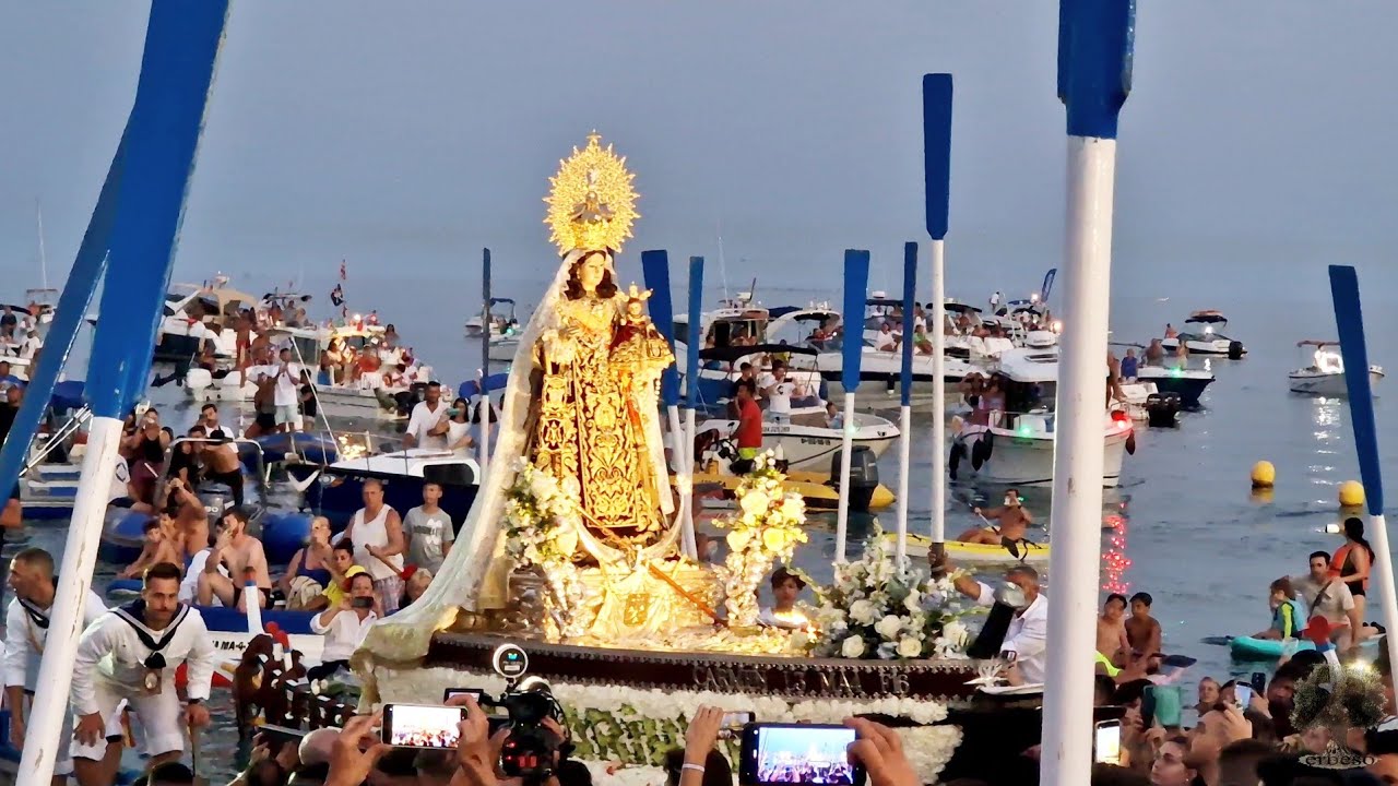 Embarque de la Virgen del Carmen de la Carihuela para la procesión marítima