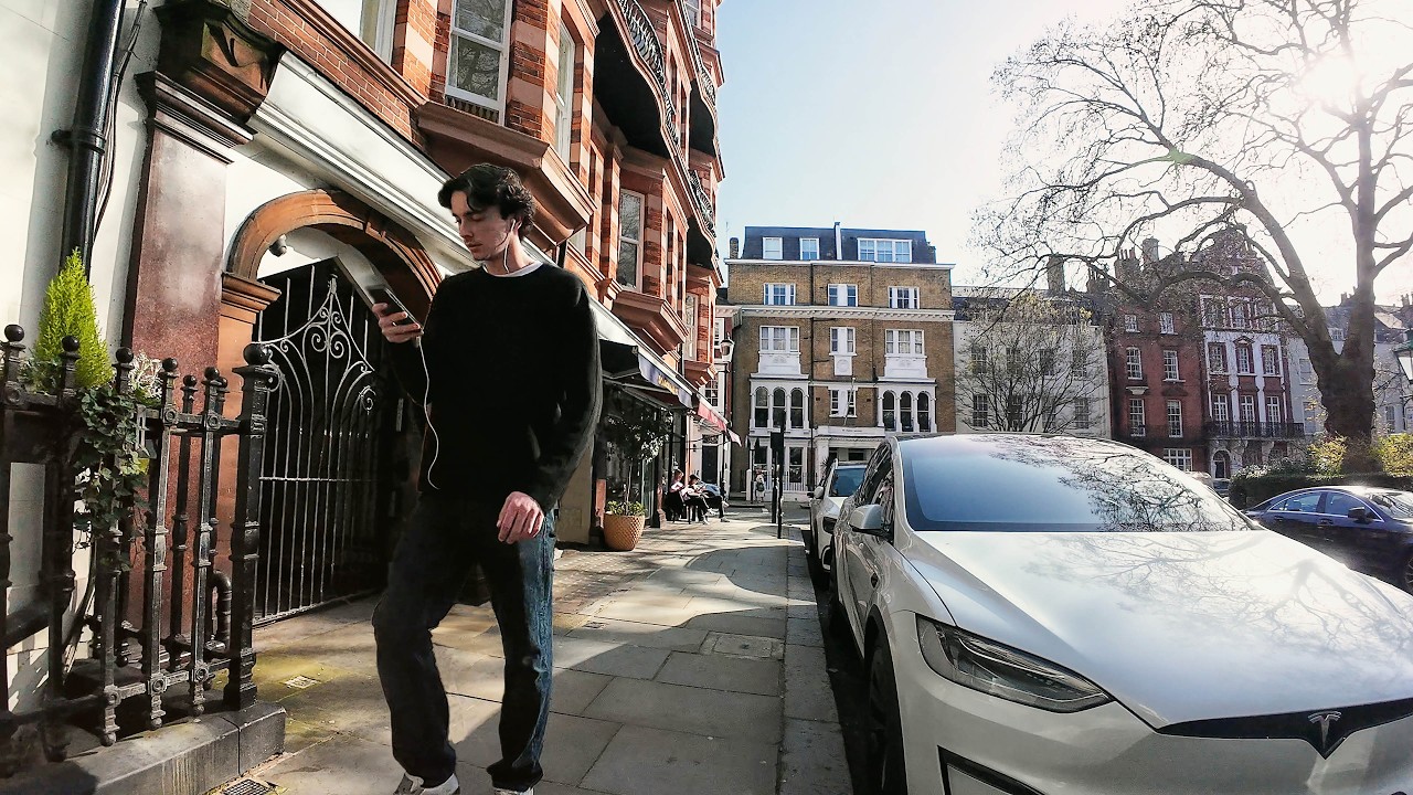 LONDON Walk from High Street Kensington to Harrington Road, South Kensington