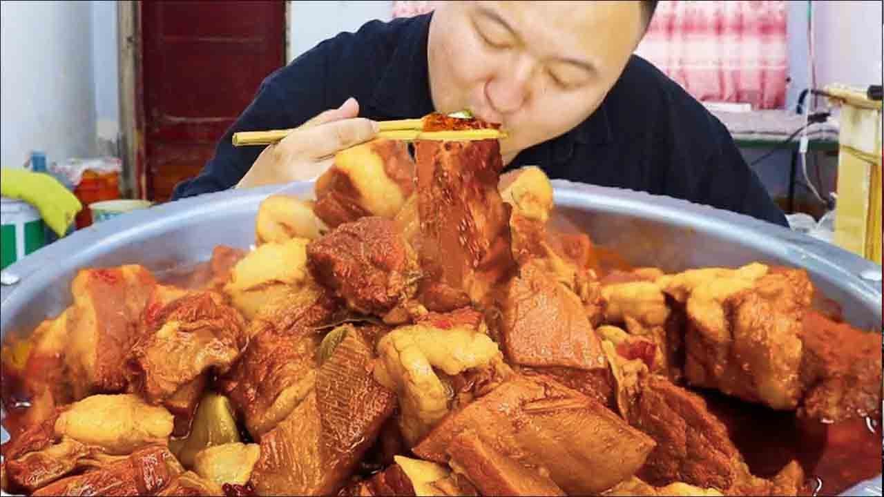 岳父送来点牛腩肉，阿强做顿红烧牛肉面，块头比麻酱还大过瘾【cram阿强】