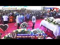 CROWD GOES WILD IN A BURILA IN KISUMU AS GOV ORENGO ARRIVES IN STYLE JOING GOV WANGA!!!