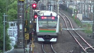 武蔵小杉駅に並んでそれぞれ出発していく湘南新宿ライン南行E231系と横須賀線上りE217系