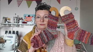 Journal créatif hiver 2024 : 11 mars, une paire de chaussettes en laine filée et beaucoup de cadeaux