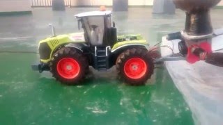 BRUDER Claas Traktor Spielzeug im Garten arbeiten
