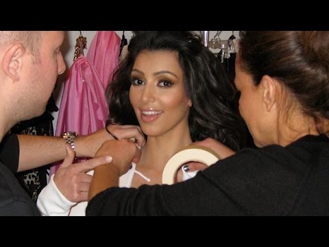 Video: Kim Kardashian a dezvăluit secretul decolteului perfect