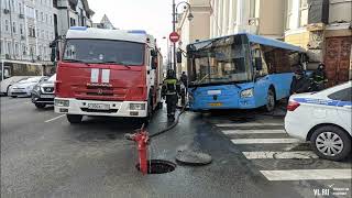 Во Владивостоке утром 1 марта пассажирский автобус врезался в здание краевого суда
