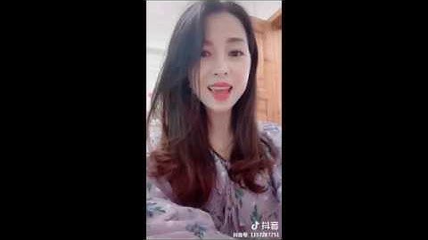 【抖音】异地恋车站拥抱的一瞬间 异地恋很苦 亦很甜  【TikTok】 A moment of LDR embracing at station