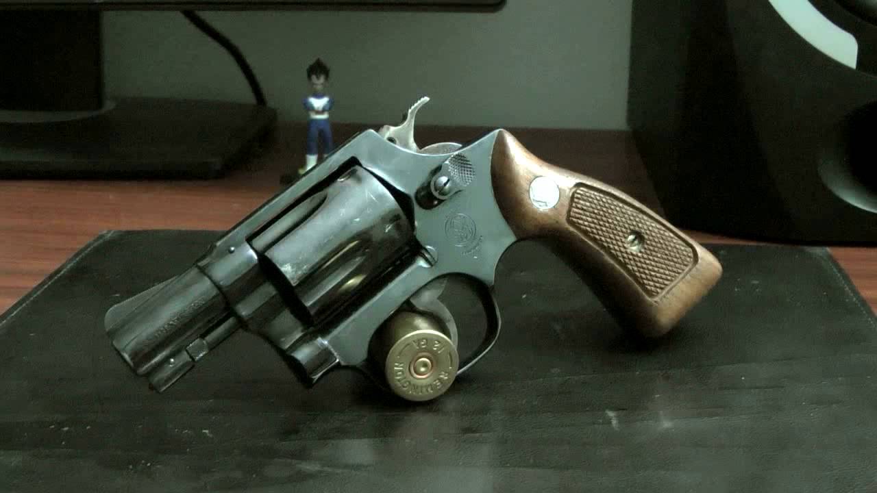 S&W Model 36 実銃レビュー Part 1 - YouTube