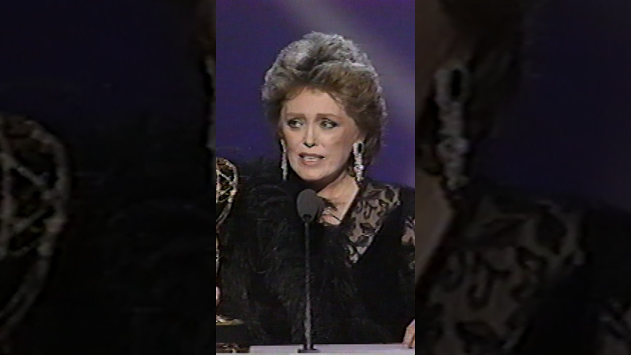 Rue McClanahan wins an Emmy in 1987 thumbnail