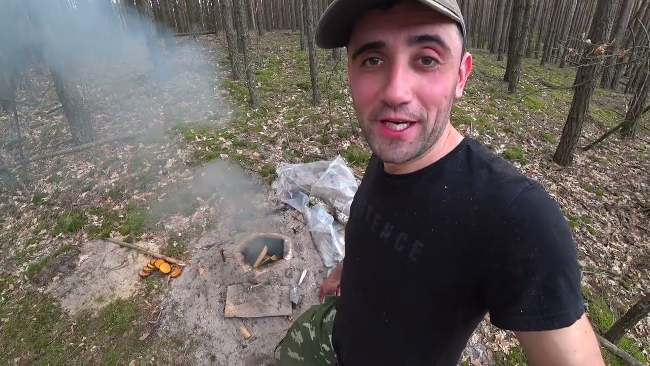 Сделал мостик на пруду и кресло качалку. Запекаю в тандыре колбаску и подчеревок.