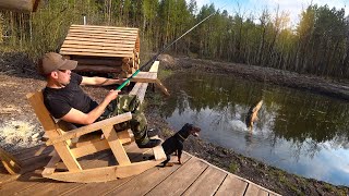 Сделал мостик на пруду и кресло качалку. Запекаю в тандыре колбаску и подчеревок.